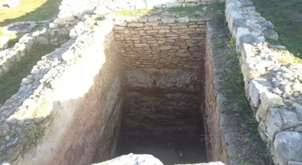 Из древнего резервуара в Херсонесе достали хаски
