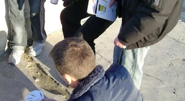 В Севастополе демонстративно сожгли партию стартовых пакетов Beeline (ФОТО)