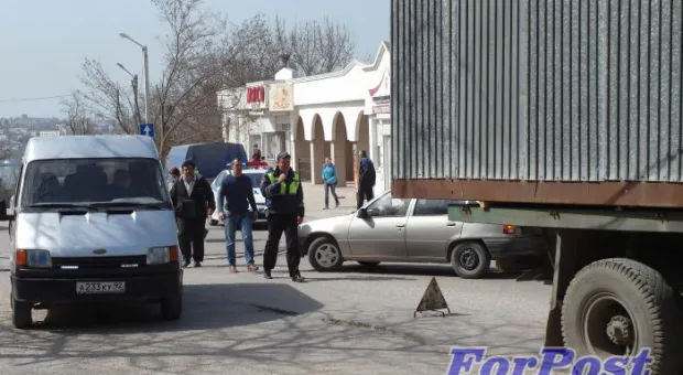 В Севастополе грузовик с ларьком повалил столб на Северной стороне
