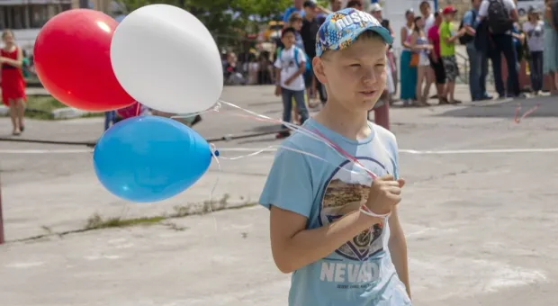 Шары цвета российского флага поднялись в небо Севастополя