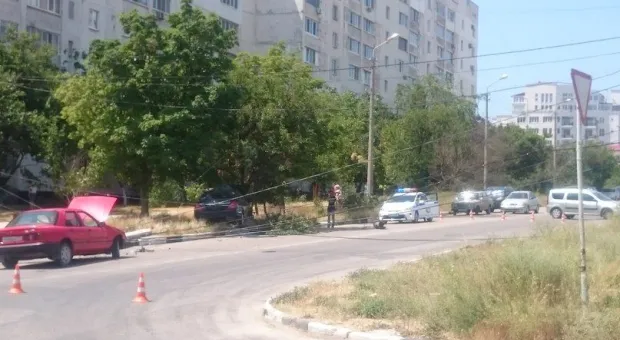 В Севастополе Форд и Мерседес не поделили дорогу, пострадал столб