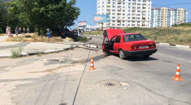 В Севастополе Форд и Мерседес не поделили дорогу, пострадал столб