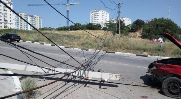 В Севастополе Форд и Мерседес не поделили дорогу, пострадал столб