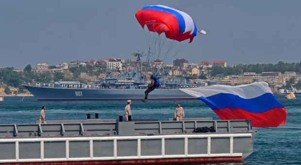 Около 100 тысяч зрителей посмотрели в Севастополе парад кораблей в День ВМФ