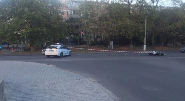 На проспекте Острякова «Рено» и байк не поделили дорогу