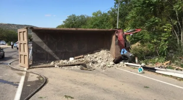 В Севастополе на Ялтинском шоссе перевернулся самосвал