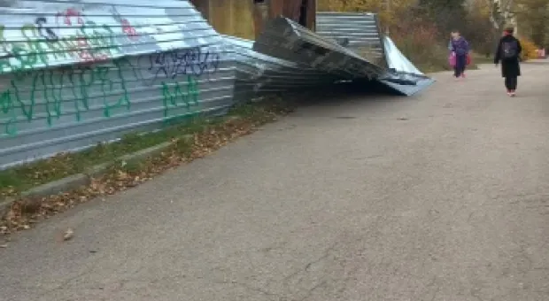 В школу через котлован - в Севастополе осталась без забора скандальная стройка