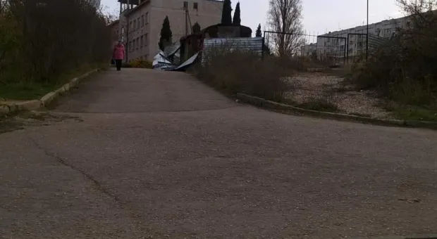 В школу через котлован - в Севастополе осталась без забора скандальная стройка