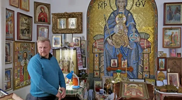 В Симферополе показали мироточащий бюст Николая II