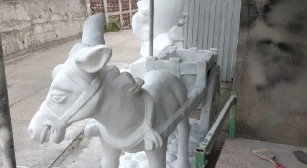 Скульптуру «вежливого человека» в Севастополе сравнили с урнами и кашпо