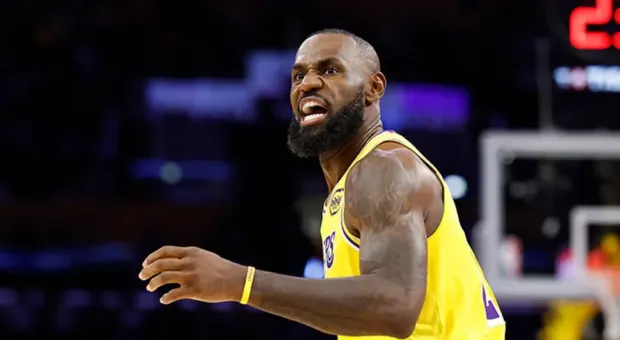 Леброн, что это было? Нагло набивал статистику, тужился ради 10 очков и выбесил тренера Леброн, что это было? Нагло набивал статистику, тужился ради 10 очков и выбесил тренера