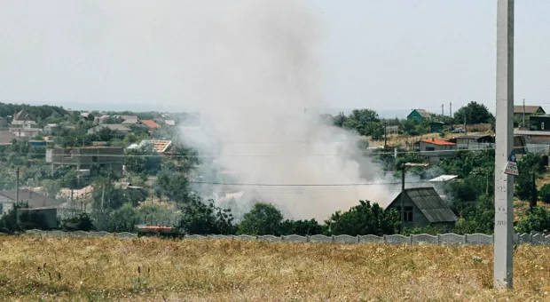  В Севастополе в мощном пожаре сгорел недостроенный особняк и чужие машины 