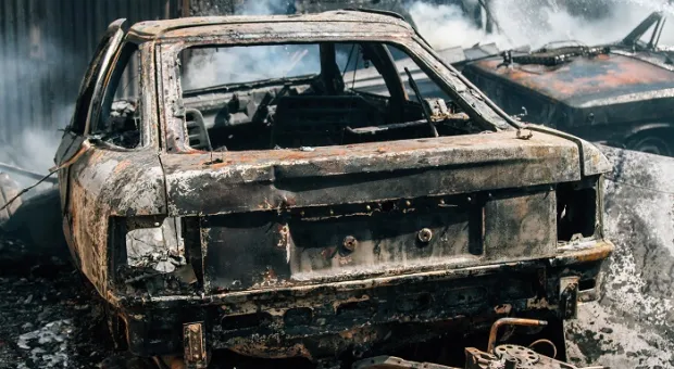  В Севастополе в мощном пожаре сгорел недостроенный особняк и чужие машины 