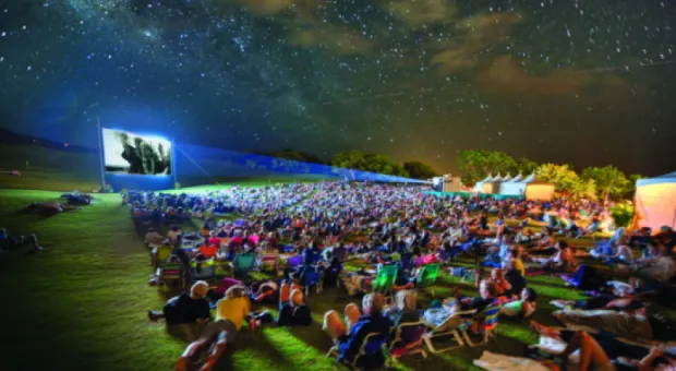 Куда пойти на выходных: уникальные невесты и искусство — в парки!