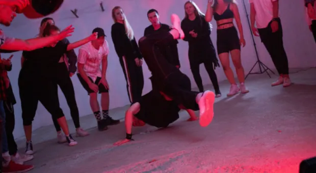 Танцы в гараже: «Мисс Форсаж» бросает вызов конкурсам красоты