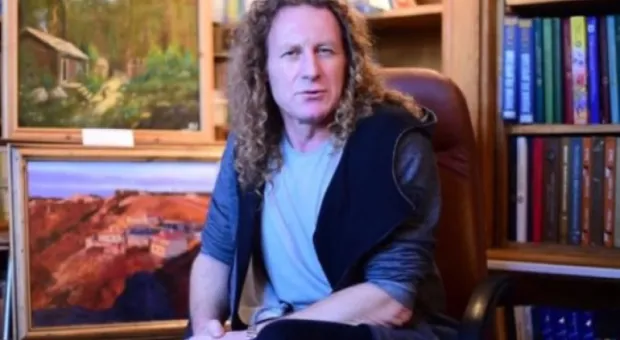 Новости Крыма - «Люди идут направо, налево и вперёд»: в Севастополе открылась выставка театральных эскизов