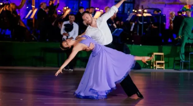 Новости России - Куда пойти на выходных: мега-суббота в Толстовском дворике и парадоксальные «Прелести измены»