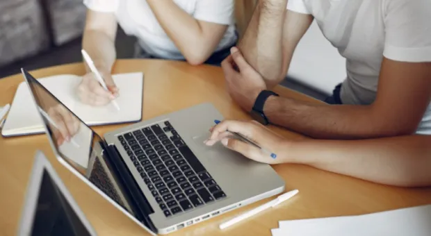 Новости России - Российский студент создал «умные» визитки. Они обмениваются информацией со смартфоном и отслеживают активность