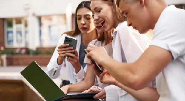 Новости России - В Севастополе директору школы пришлось оправдываться за камеру в туалете 