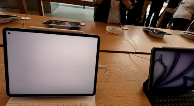 Новости России - Российские власти начали переговоры с Apple об установке RuStore на iPhone