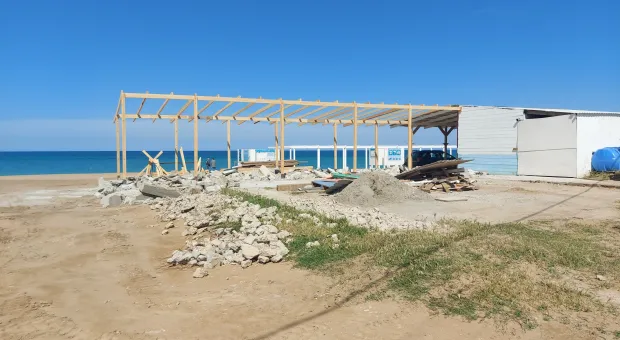 На знаменитом пляже «Вязовая роща» под Севастополем убирают бетонные блоки