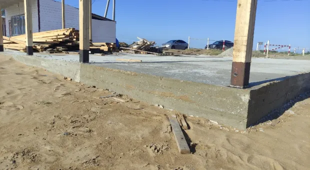 На знаменитом пляже «Вязовая роща» под Севастополем убирают бетонные блоки