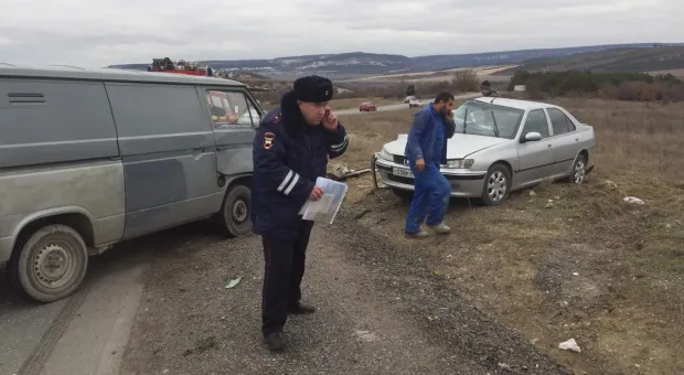 Жертв столкновения под Севастополем вызволяли спасатели