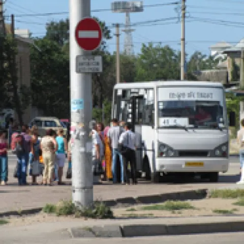 Девочки стали жертвами межрасового конфликта в автобусе