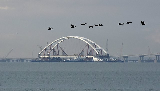 ForPost - Новости : Строители подготовили автодорожную арку Крымского моста к подъему на опоры