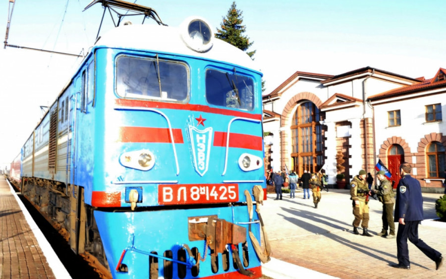 расписание поездов. вагоны донецкая железная дорога. поезд следующий по маршруту. ретро поезд туапсе сочи гагра. остановки поезда санкт-петербург адлер северная пальмира.