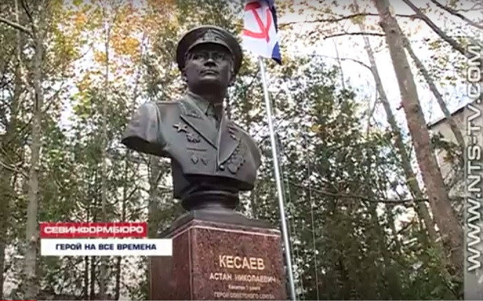 Памятник Кесаеву в Севастополе. Памятник Астану Кесаеву. Памятник Астану Кесаеву в Севастополе. Улица Кесаева памятник Севастополь.