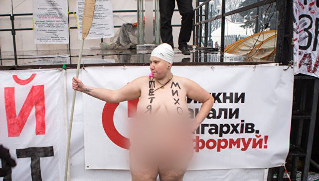 ForPost - Новости : Голая киевлянка с веслом призвала Порошенко и Саакашвили "грести" с Украины