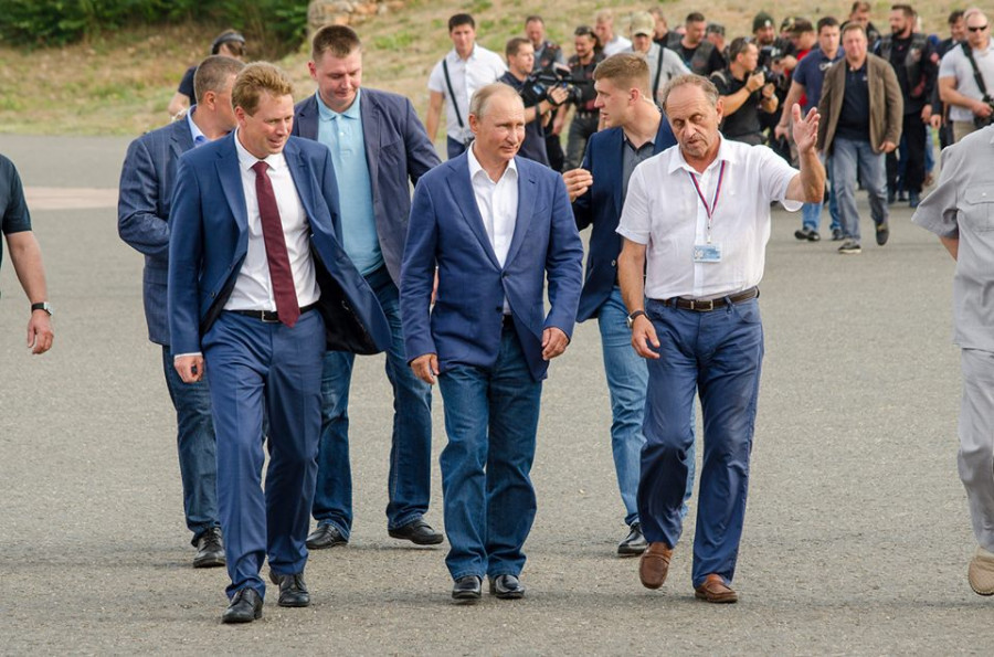 Путин в трико и пиджаке