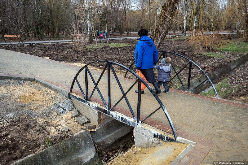 ForPost - Новости : Главный парк Симферополя стал посмешищем всей России
