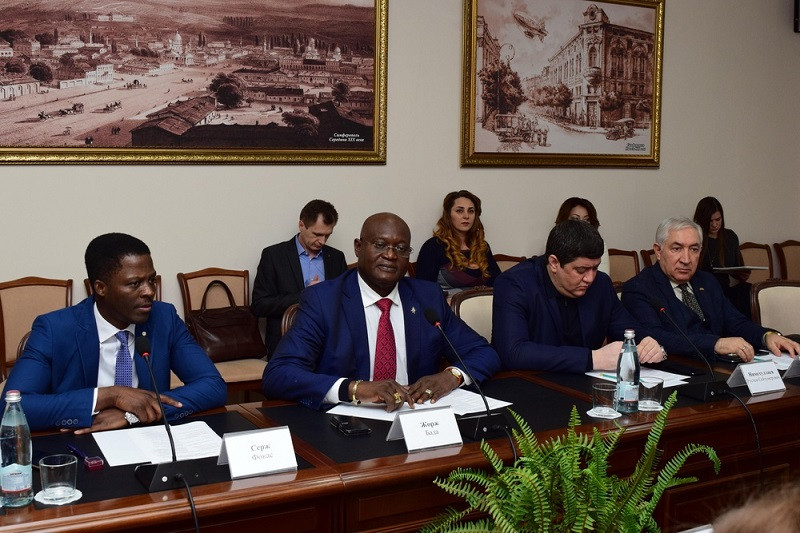ForPost - Новости : Для администрации Симферополя привезли мэра из Африки