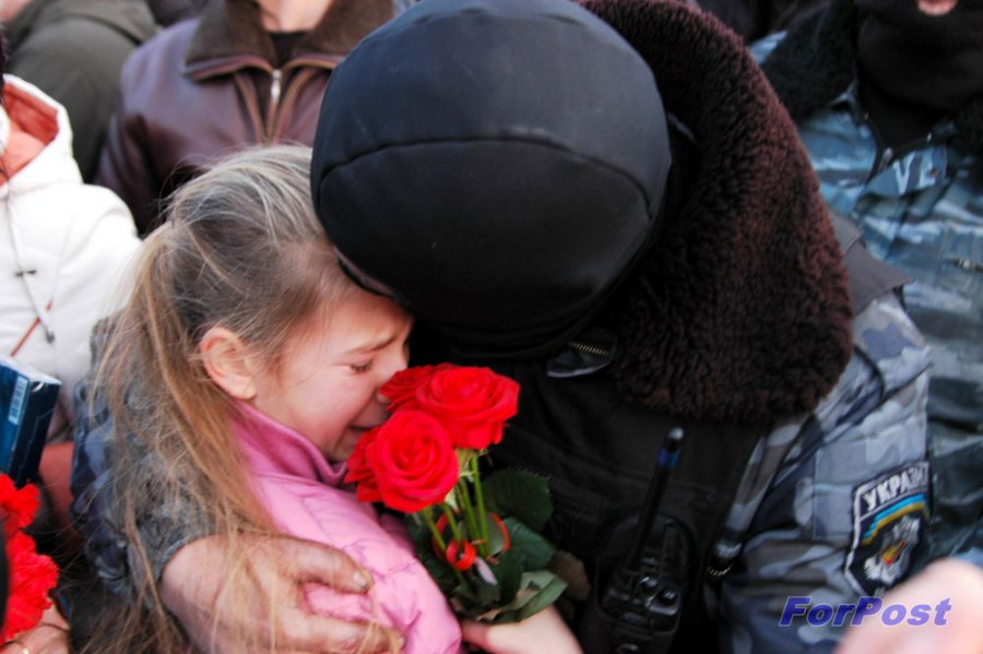 ForPost - Новости : Как в Севастополе встречали «Беркут» с горящего майдана
