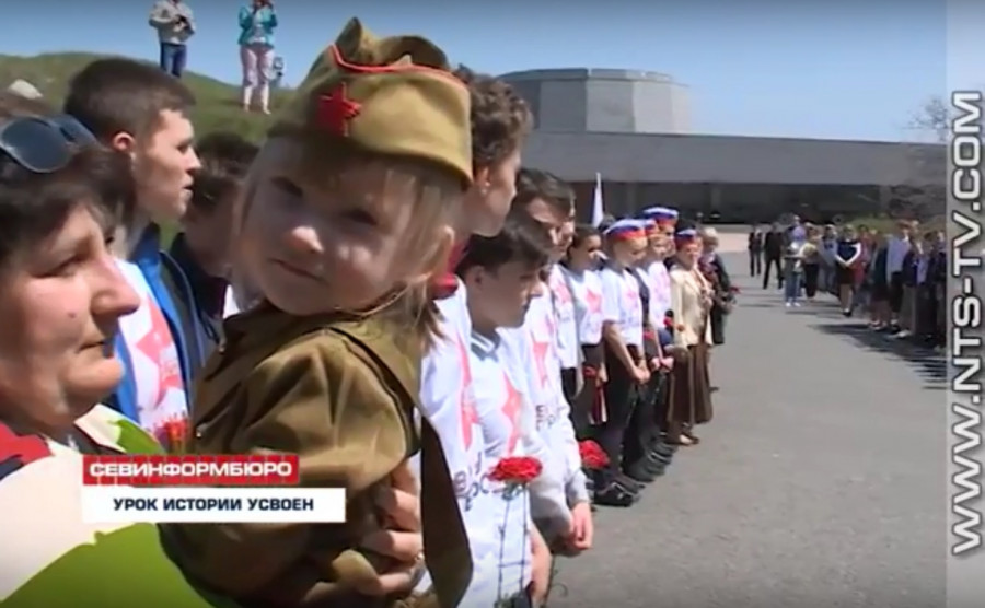 ForPost - Новости : На 35-й береговой батарее получили награды «внуки героев»