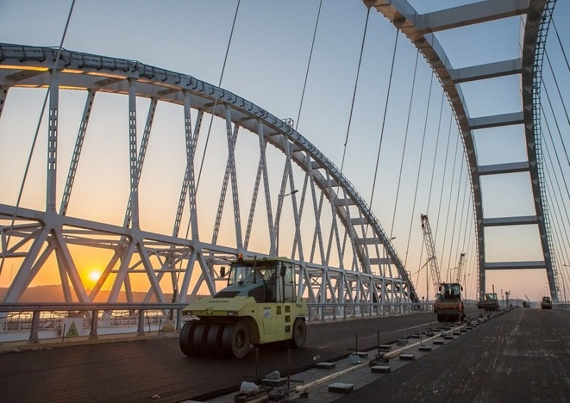 Когда выйдет мост 2. Крымский мост мост в Москве ночью.