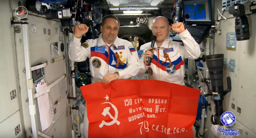 ForPost - Новости : В честь Дня Победы севастопольский и рижский космонавты с орбиты показали свои парадные костюмы
