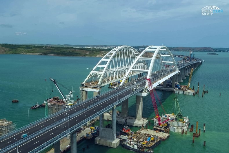 ForPost - Новости : Сколько машин проехало по Крымскому мосту за сутки