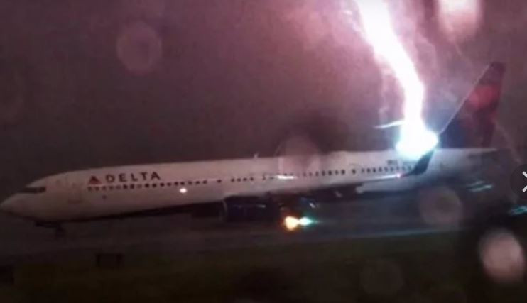ForPost - Новости : Молния попала в пассажирский лайнер при посадке в Петербурге