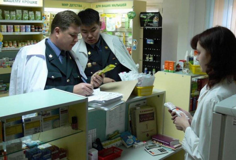 Проверка лекарств. Ревизия в аптеке. Проверка в аптеке. Роспотребнадзор в аптеке. Нарушения в аптеке.