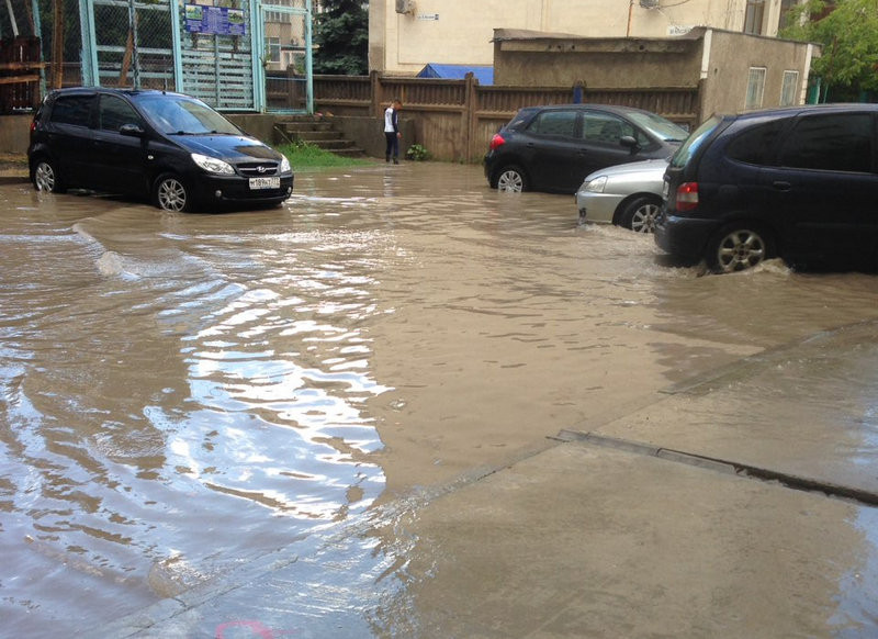 ForPost - Новости : Потоки воды с мусором и грязью затапливают дома жителей Севастополя