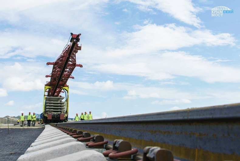 ForPost - Новости : Строительство железнодорожной части Крымского моста идёт по графику
