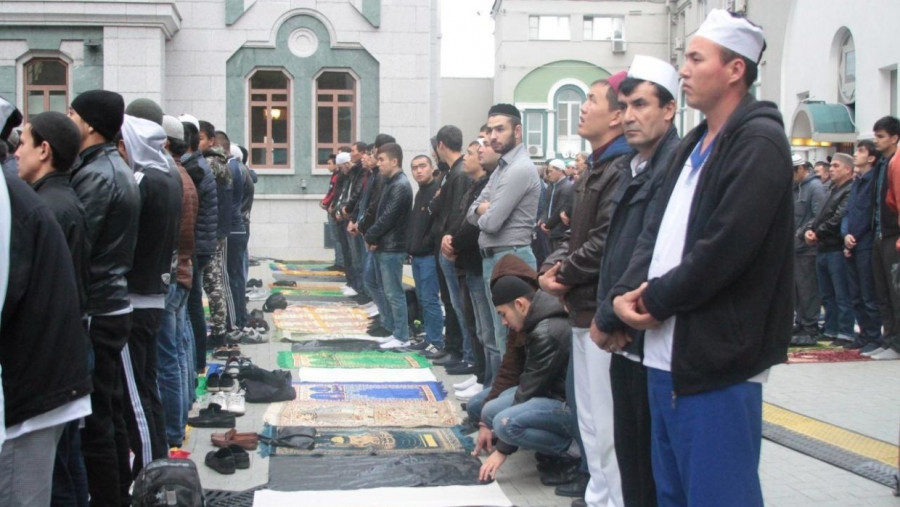 ForPost - Новости : Тысячи верующих мусульман Крыма участвовали в праздничной молитве