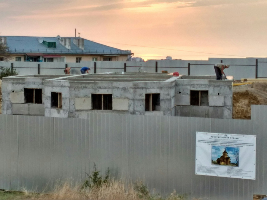 ForPost - Новости : Как «деревянный» храм в Севастополе превращается в бетонное здание