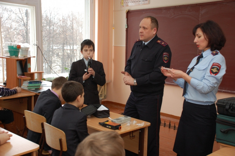 Полиция Севастополя займется прогуливающими школу детьми‍