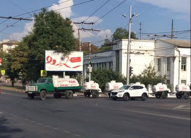 ForPost - Новости : По Севастополю запустили 20-метровый автопоезд с квасом