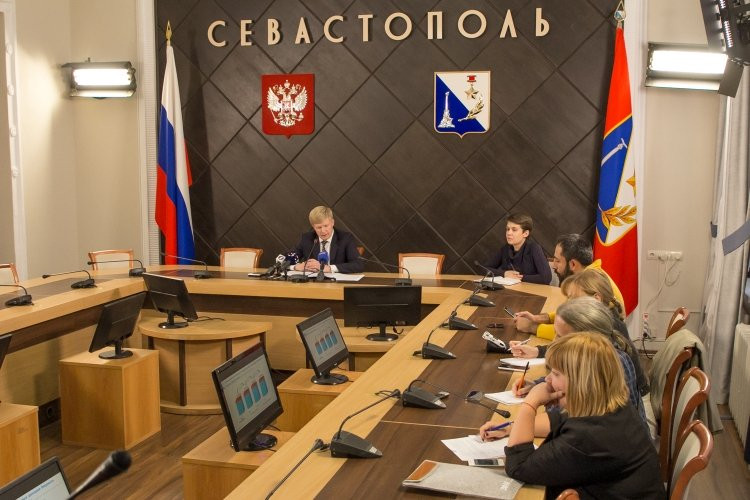 Вице-губернатор Севастополя зачитал вслух странные цифры и грозил «реваншистам» Вице-губернатор Севастополя зачитал вслух странные цифры и грозил «реваншистам»