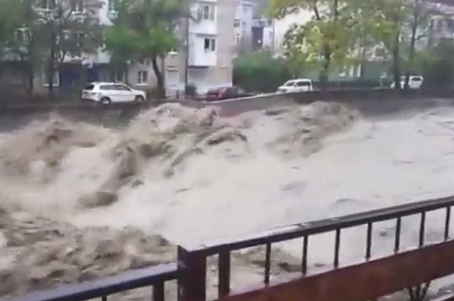В Краснодарском крае из-за паводка обрушился мост на федеральной трассе В Краснодарском крае из-за паводка обрушился мост на федеральной трассе